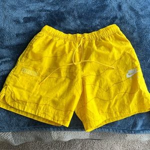 NWOT Nike sportswear sport essentials woven lined flow shorts - yellow map